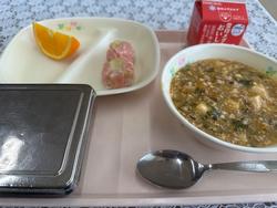 ピンクのトレーに給食が左から時計回りにきよみオレンジ、さくら焼売、牛乳、マーボ豆腐、ごはんが並んでいる写真