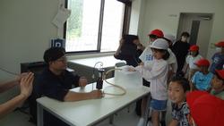 生徒たちが机に置かれた装置のようなものを使って実験のような活動をしている様子の写真