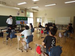 広々とした教室内で、町役場税務課の職員の方が黒板前に立ち説明をしている様子の写真