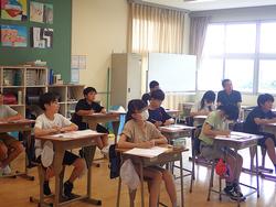 それぞれ自分の席に座っている生徒たちが、熱心に前方の方を見ている写真