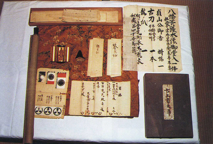 巻物や古文書・印籠など歴史的資料歌建山津龍院の寺宝の写真