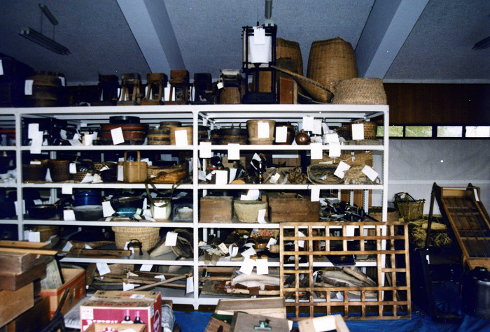 陳列棚にラベルがついたかごや箱などが収納されている部屋の写真