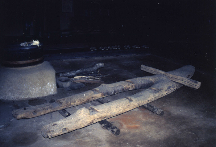薄暗い室内に置かれた木製の二股に分かれた大型の橇の写真