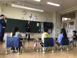 消防署の方の話を聞く児童の様子