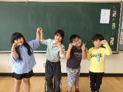 団員証を受け取った児童の様子