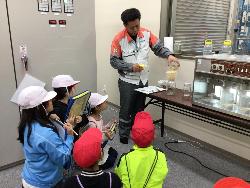 水をきれいにする仕組みについて見学する児童1