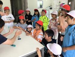 生ゴミからエネルギーを生み出す仕組みについて見学する児童1