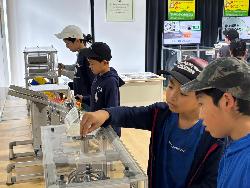 自動車部品の展示を見学する児童の様子