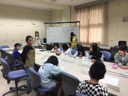 代表委員会で話し合う児童の様子2