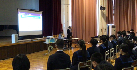 講話をする佐藤仁元町長の様子