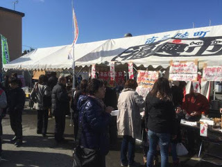 テントで販売されているものを求めて、行列ができている様子の写真