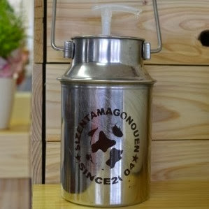 「SIZENTAMAGONOUEN SINCE 2004」と牛のロゴが入ったテンレス製のミルク缶の写真
