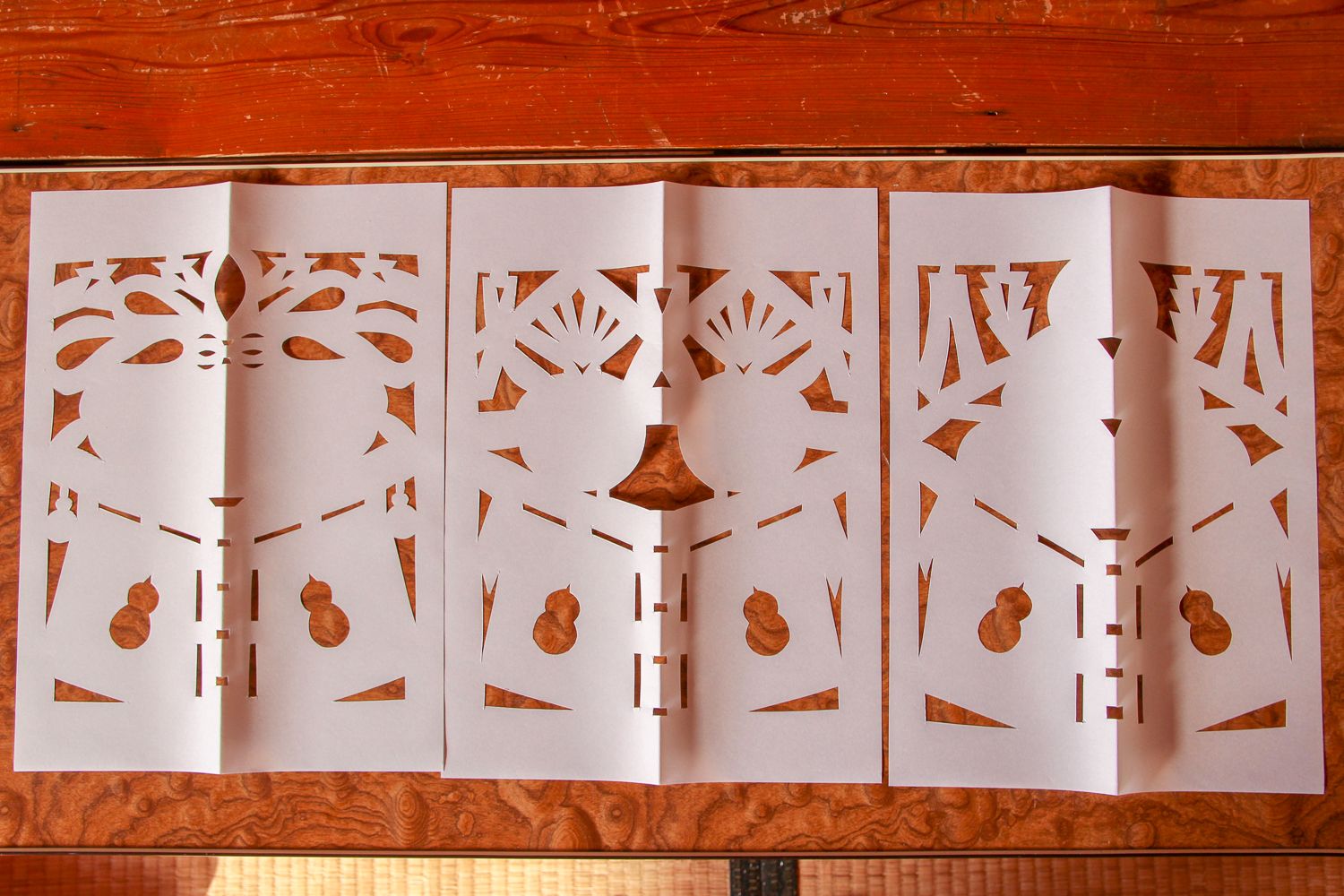 白い和紙を細かく切って作られた「知恵袋」「御酒」「御餅」神棚用の飾りの写真