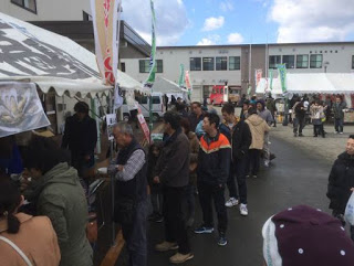 テントの前に長い行列ができている様子の写真