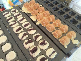 タコの形をした焼き型がたくさん並んだ鉄板に生地を流し込み、あんこが乗っているのもと、こんがり焼き色がついた立体的なタコの完成品が並んでいる写真