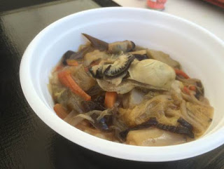 白い深型の器にいろいろな野菜とカキを煮込んだ料理が盛り付けられた写真