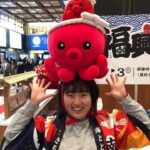 女性がオクトパス君のぬいぐるみをかぶって南三陸町の魅力を元気にPRする様子を撮影した写真