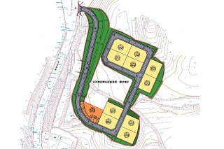 建物や道路の配置が示され、複数の色分けされた区画と標高線も描かれている造成計画平面図の写真