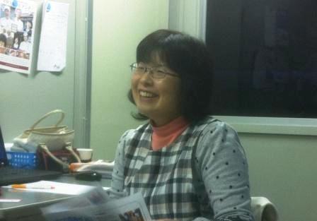 笑顔で映る阿部民子さんの写真