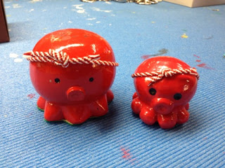 一回り大きい震災前のオクトパス君と現在のオクトパス君が並べて置かれている写真