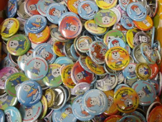 たくさんのカラフルなキャラクターが描かれた缶バッジが重なり合って置かれている写真