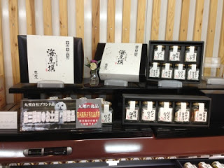 黒い箱の中に瓶が詰まった贈答用の品物が陳列されている写真