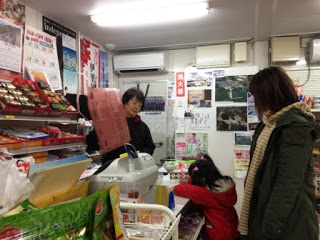 親子連れがレジ前で清算している様子の写真