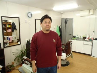 店舗内に立つ千葉さんの写真