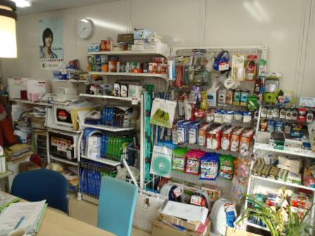 店内の棚には、電球や電池、雑貨などの商品が見やすく陳列されている店内の様子の写真