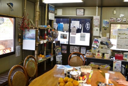 壁にカレンダーや貼り紙がところせましと貼られた入口付近を写した写真