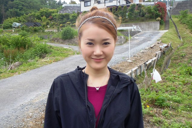 畑の中に笑顔で立つ、妃乃あんじ(ひのあんじ)さんの写真