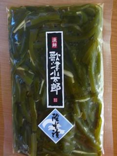 透明な真空パックの中に緑色の細長い海藻が詰められ、「歌津小太郎 陸中漬」と書かれたラベルが貼られている商品の単品写真