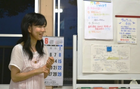 笑顔で話す関係者の女性の写真