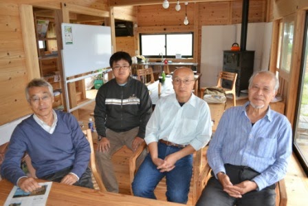 「南三陸木の家づくり互助会」のメンバー4名の男性が椅子に座って写っている写真