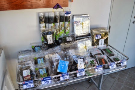 のりや昆布などの乾物商品が金属ラックに種類ごとに並べられており、それぞれに価格札が付けられている写真