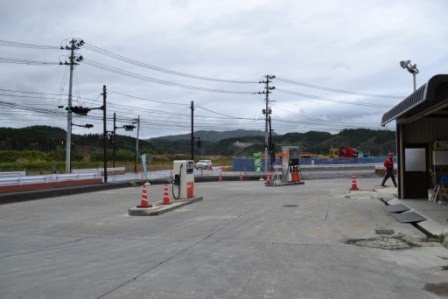 ガソリンスタンドの広い敷地に給油機が2台間隔を開けて設置されている三興石油を写した写真