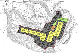 地形図の上に住宅地の区画が細かく描かれており、道路や建物の配置が一目でわかるようになっている様子が写っている住宅地の区画配置図の写真