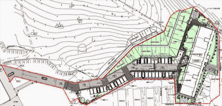 等高線が描かれた斜面地に沿って整備された敷地内に、駐車場や道路、緑地を挟んで住宅棟が配置されており、敷地の輪郭が赤い線で囲まれている町営枡沢復興住宅の配置図の画像