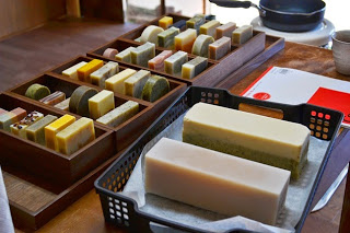 四角や丸い形をした固形石鹸が並べられている写真