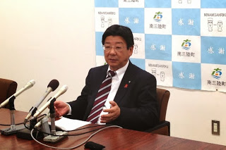 佐藤町長がマイクの前で定例記者会見をしている様子の写真