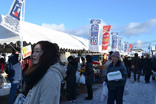 青空の下、沢山のテントが並び、大勢の人達が買い物を楽しんでいるにぎやかな福興市の様子を写した写真