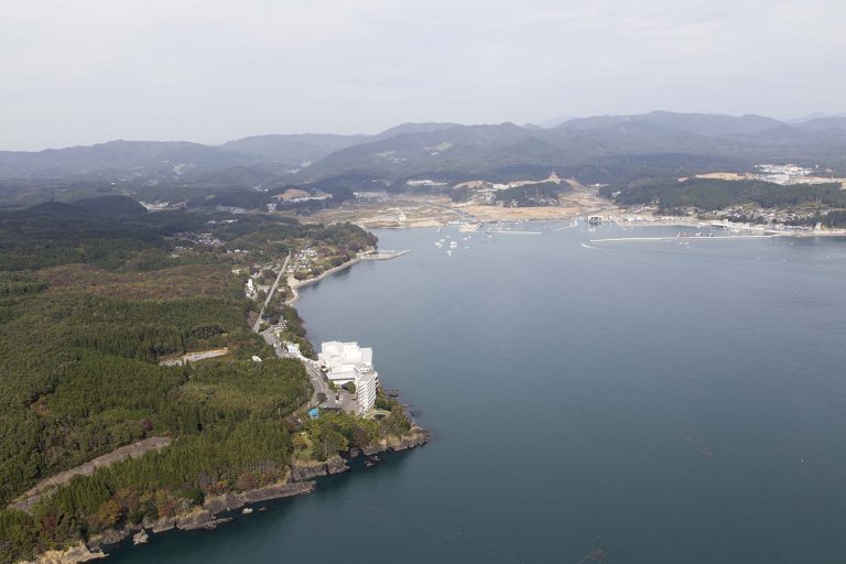 陸前高田市広田湾を望み、復興途中の市街地と自然豊かな海岸線を上空から撮影した広田湾
