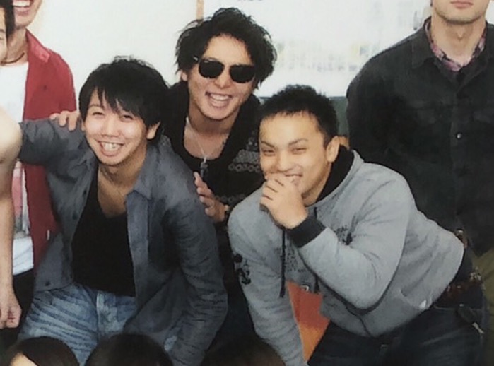 若い男性たちが私服姿で肩を組んで笑い合っており、プライベートの楽しい時間を過ごしている様子の写真