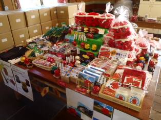 棚やテーブルの上にオクトパス君の置物や関連グッズが所狭しと並べられている写真