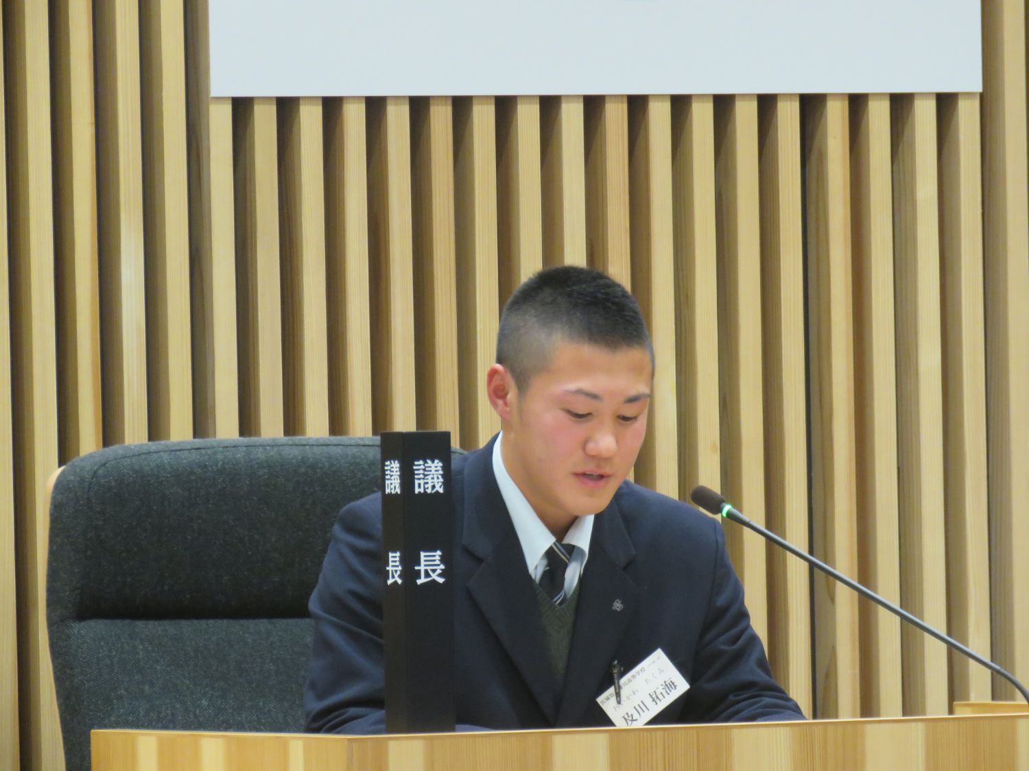 及川拓海さんが議長席に座って話をしている写真