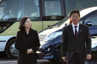 三笠宮家彬子女王殿下と佐藤町長が並んで歩いている様子の写真