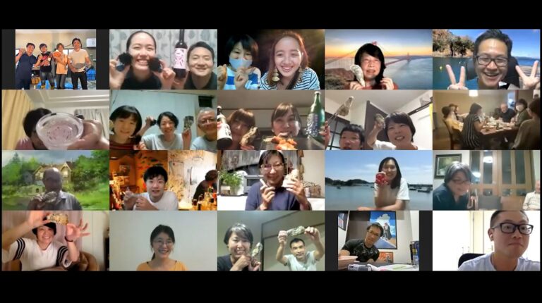 ズーム画面に20組の人が参加し、それぞれが手に食べ物や飲み物を持って笑顔でポーズしている写真