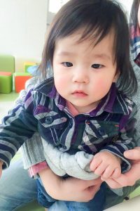 佐々木さんの腕に抱かれた來愛(くるあ)ちゃんの写真