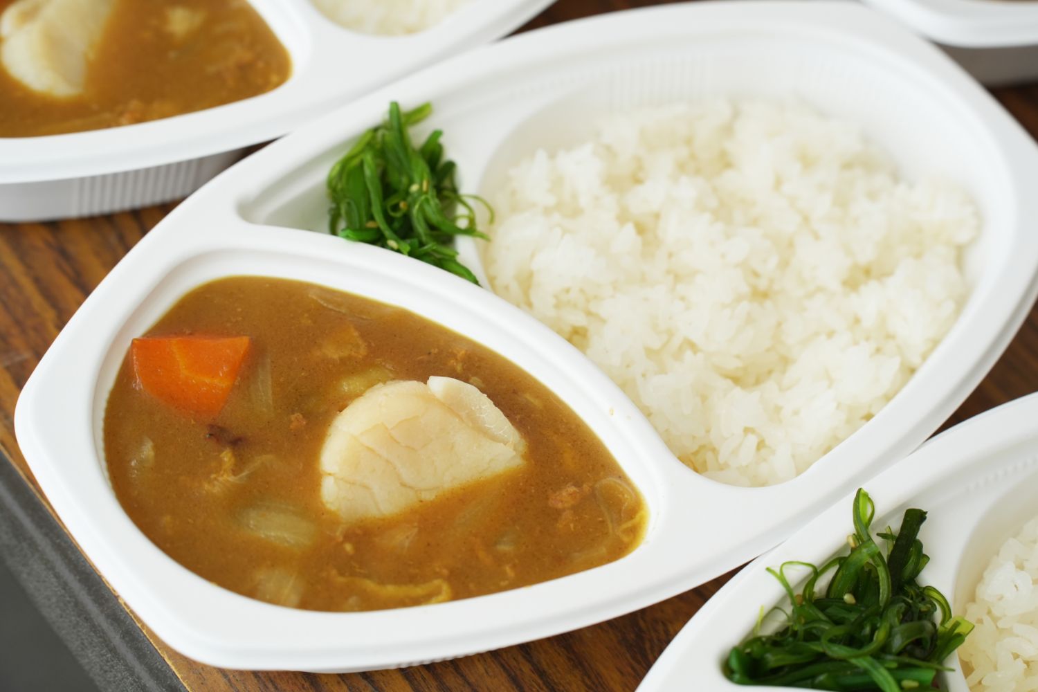 白いご飯と野菜入りのホタテカレーの写真