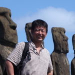 モアイ像を背景に内尾太一が立っている写真